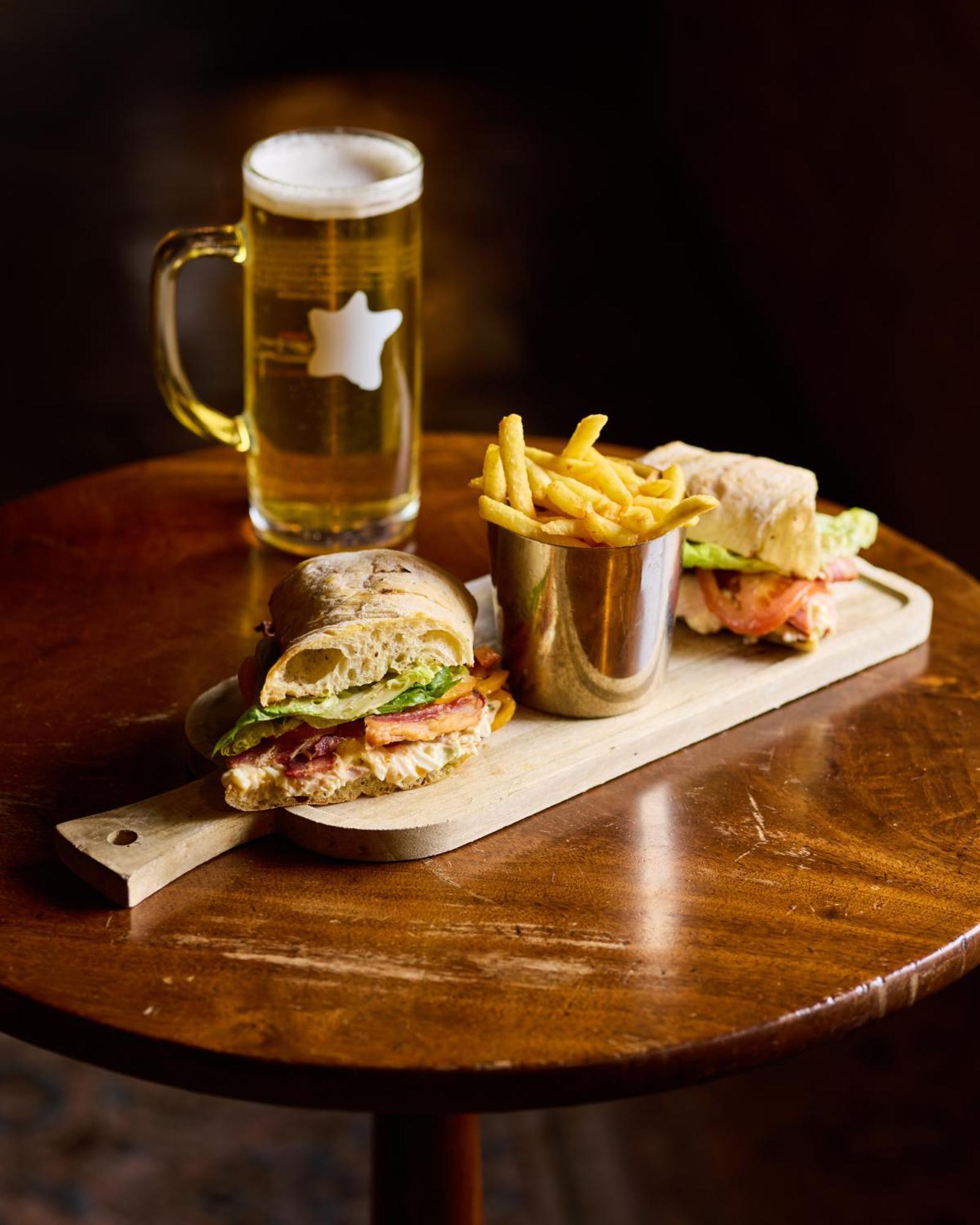 The Harcourt Arms Hotel Stanton Harcourt Exterior foto A club sandwich with chips